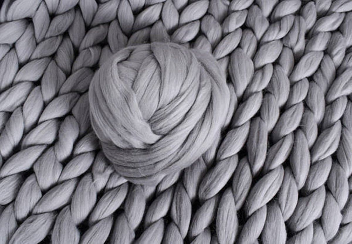 Giant Wool Yarn Chunky Arm Knitting Super Soft Wool Yarn Bulky Wool Roving (250g/0.55 lbs, Light Grey)
