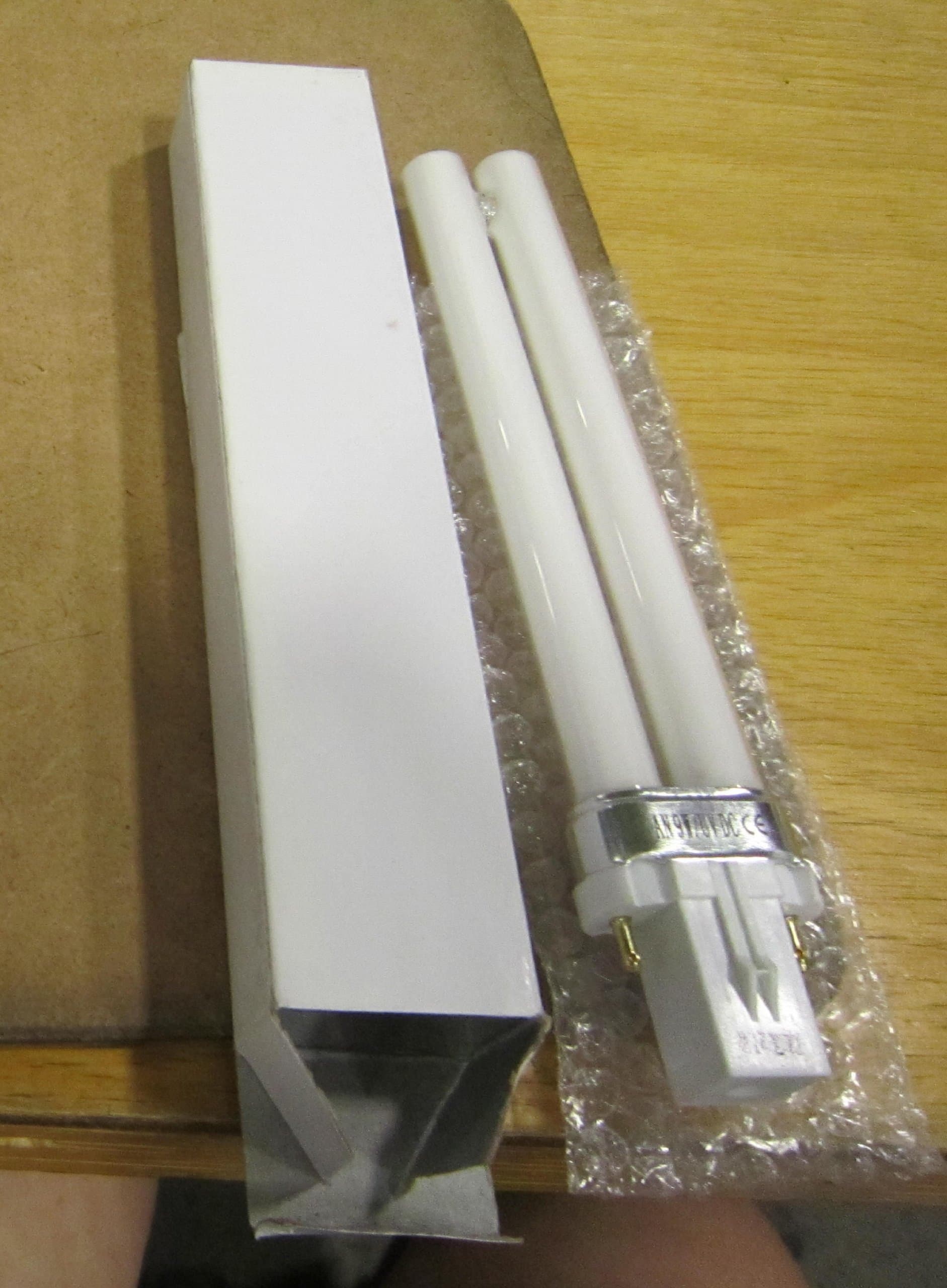 ROYAL NAIL 9W REPLACEMENT BULB FOR RN-541 AND RN-451 UV NAIL DRYER